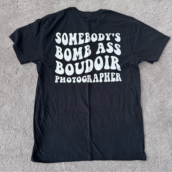 Men’s “SOMEBODY’S BOMB ASS BOUDOIR PHOTOGRAPHER” black short sleeve tee Large - Picture 1 of 2